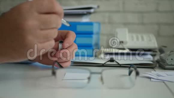 商务人士特写照片室内办公室用钢笔签署财务文件视频的预览图