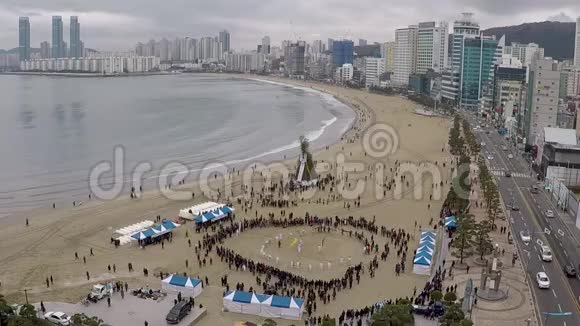 在韩国釜山广加里海滩举行的农历新年除夕活动视频的预览图