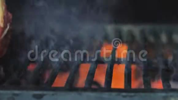 餐厅的厨师在烤架上放了一大块多汁的t骨牛排用来烧烤拍摄特写镜头视频的预览图