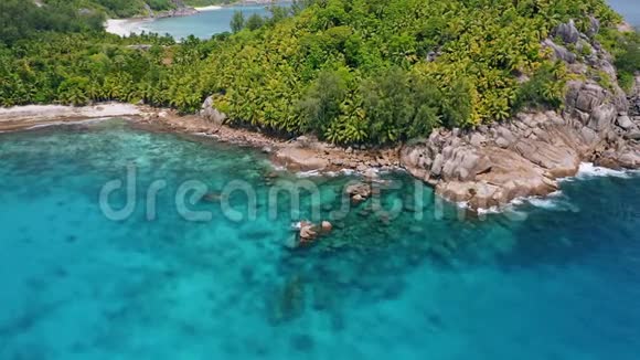 在塞舌尔的马河岛上用珊瑚礁和蓝色海水飞越异国热带丛林岛屿视频的预览图
