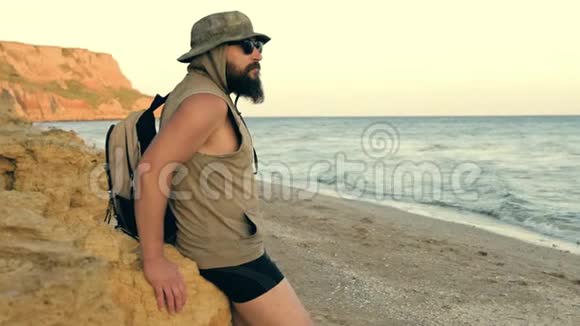 长胡子的旅行者望着海滩的天空享受着夏日的日落和旅行的理念视频的预览图
