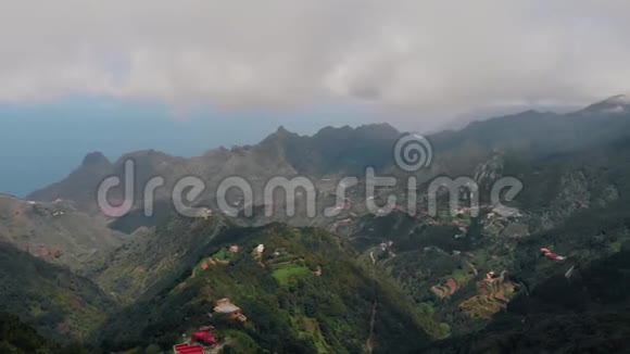 高山大风山谷和山脉小村庄的鸟瞰图视频的预览图