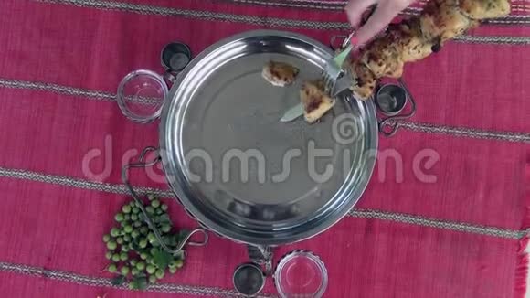 在一个漂亮的金属盘子里用木炭烹制的各种肉串从肉串上取出视频的预览图