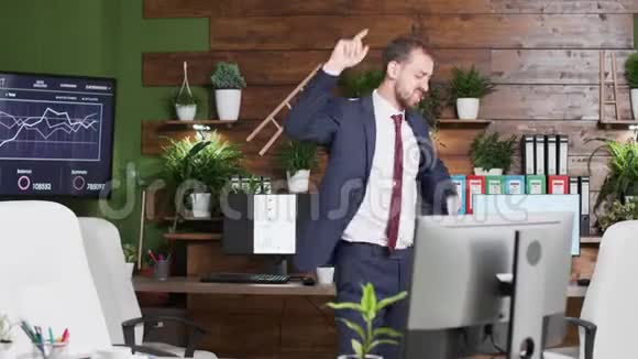 快乐的企业员工独自在办公室跳舞视频的预览图