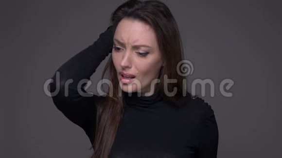 成年白种人女性头痛疲劳的特写镜头背景与灰色隔离视频的预览图