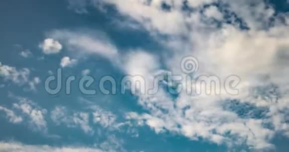 在多风天气中几个蓬松的卷曲翻滚的晚云层的时间间隔剪辑视频的预览图