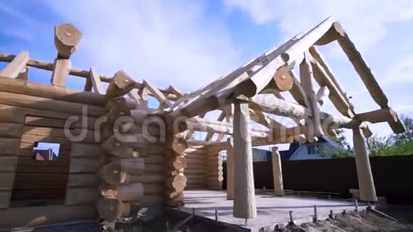 新的木制住宅建筑由原木在蓝色多云的天空背景剪辑木制建筑的底视图视频的预览图
