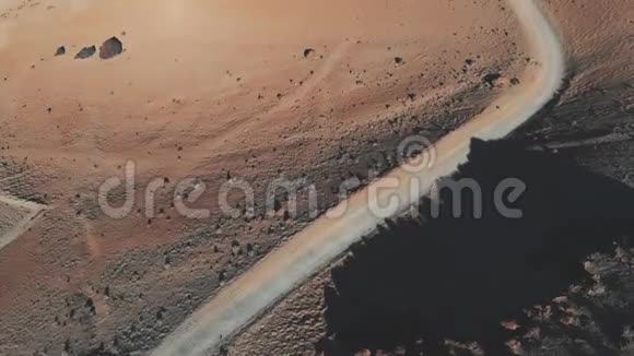 日落时沙漠小径的鸟瞰图火山基地泰德国家公园特内里夫月球或火星景观视频的预览图