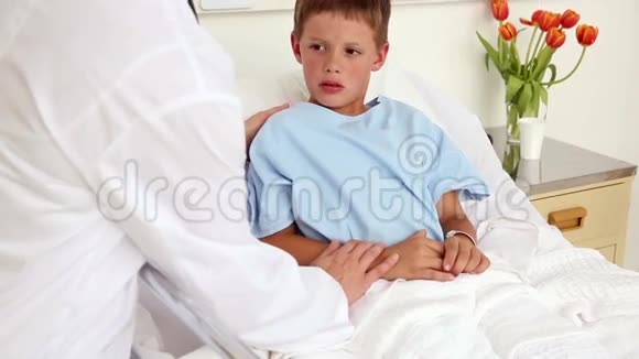 坐在床上和医生说话的小男孩视频的预览图