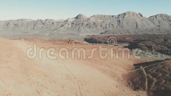 从无人驾驶飞机上可以看到泰德国家公园特内里费加那利火山沙丘沙漠和高山视频的预览图