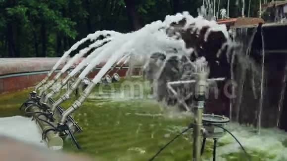 喷泉的碎片喷射机被打向不同的方向视频的预览图