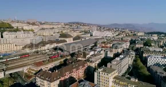 空中无人驾驶飞机在瑞士洛桑火车站上空飞行背景是日内瓦湖视频的预览图