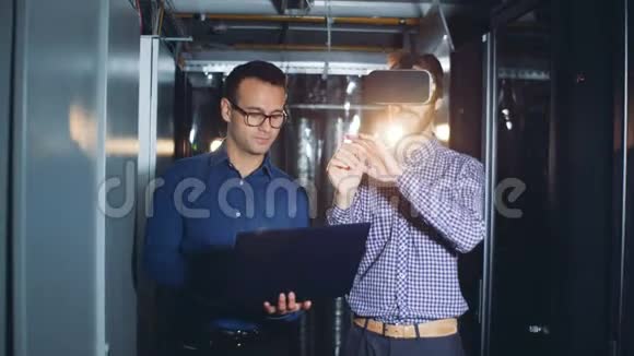 一个人正在同事的指导下戴着虚拟现实眼镜移动视频的预览图