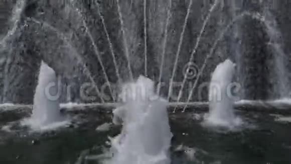 喷泉有上升的水流墙壁有落水特写视频的预览图