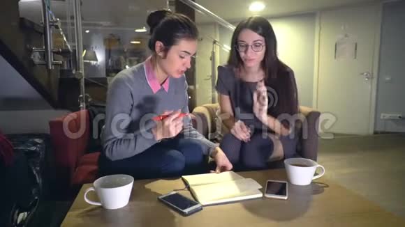 2两个正在准备考试的小女孩坐在桌旁一边画学习计划视频的预览图
