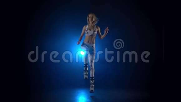 在kangoo跳舞的女人在蓝色聚光灯下跳鞋慢动作视频的预览图