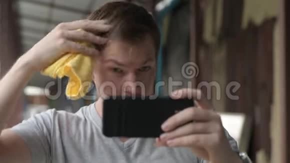 曼谷当地码头年轻的游客擦汗用手机当镜子视频的预览图