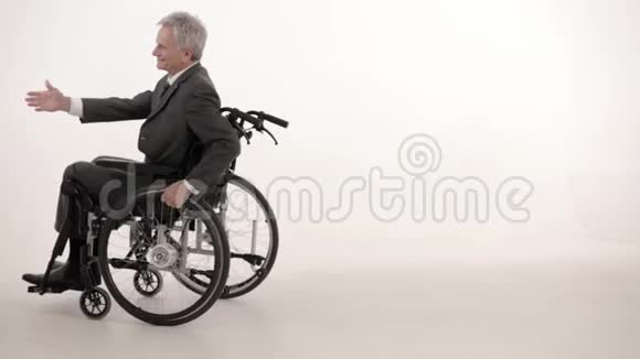 一位坐在轮椅上的灰发男子正在和一位亚洲护士跳舞视频的预览图