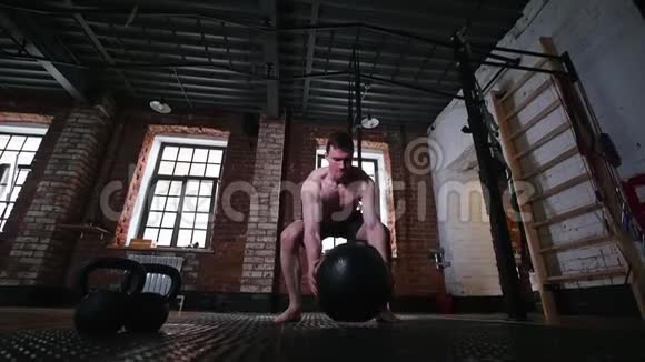 一个运动员拿着一个大重量球掉下来视频的预览图