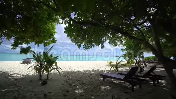 在马尔代夫摄像机从海滩移到蓝色泻湖视频的预览图