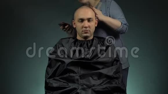女人和秃头男人视频的预览图