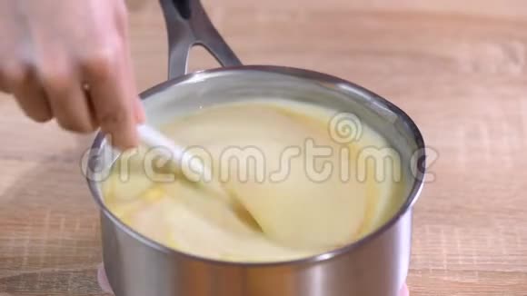 女人在炖锅里搅拌奶油冻视频的预览图