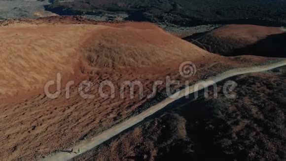 神圣的一男一女在山上和沙漠中爬一条小路带着少量的氧气视频的预览图