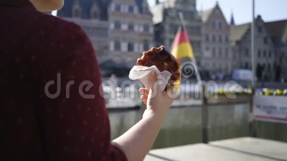 比利时华夫饼在手里视频的预览图