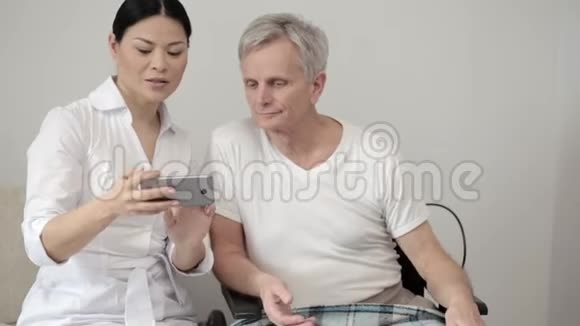 迷人的女护士与残疾病人自拍视频的预览图
