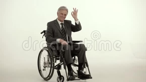 坐轮椅的灰发残疾人享受生活视频的预览图