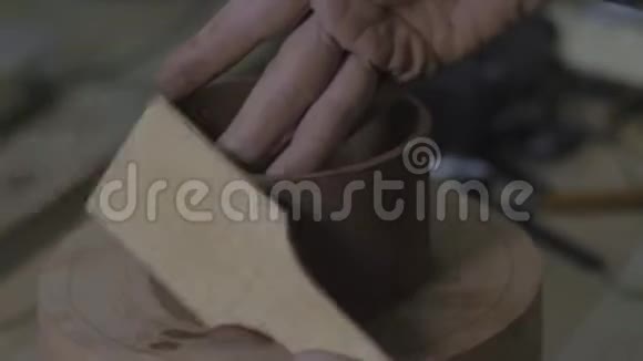 陶土师傅用特制木抹子为陶土茶壶做模具手工泥茶壶宜兴为茶道视频的预览图