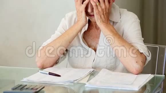 一位坐在桌子上的老妇人正在处理账单视频的预览图