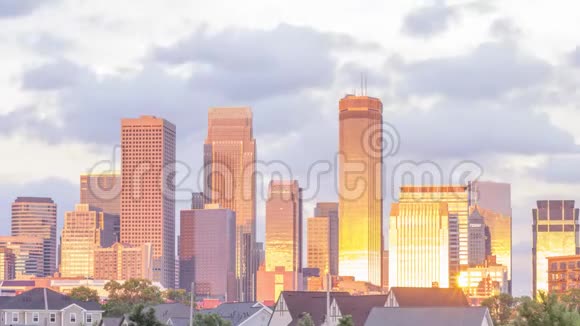 明尼阿波利斯市中心的摩天大楼在夏季日落4K超高清时间流逝时反射出美丽的云层视频的预览图