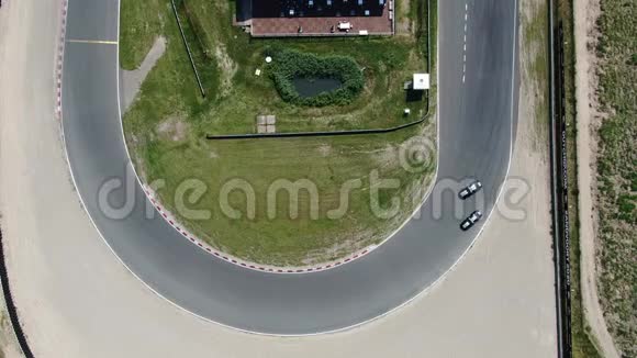 在荷兰的Zandvoort汽车运动赛道上从转角处飘过4k视频空中视频视频的预览图