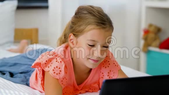 家里打电话给平板电脑的女孩视频的预览图