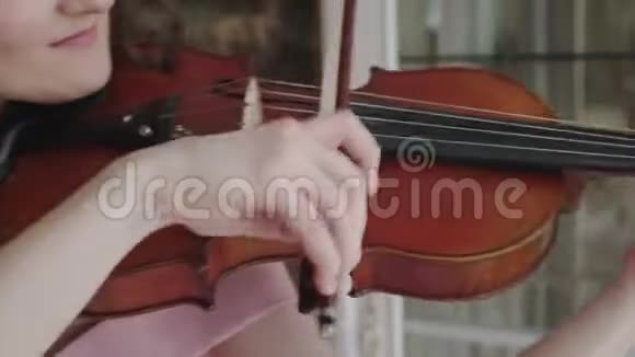 音乐艺术由兴高采烈的女小提琴手在镜头视频的预览图