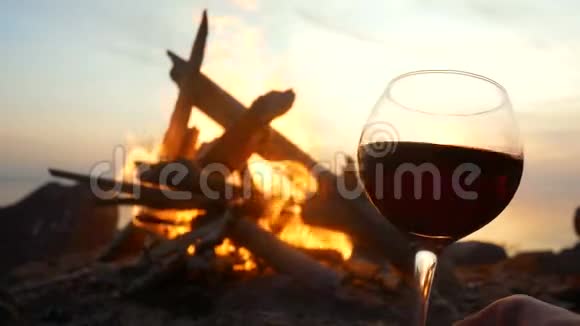火海滩酒杯篝火落日视频的预览图
