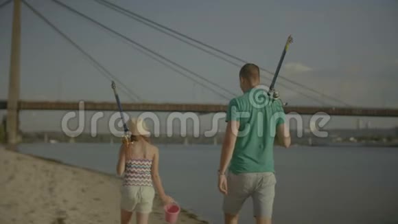 父亲和女儿一起去钓鱼视频的预览图