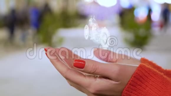 女性手握全息现代自行车视频的预览图