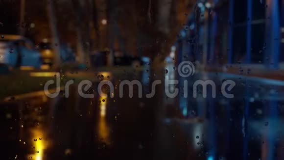 雨天窗户玻璃晚上有红绿灯视频的预览图