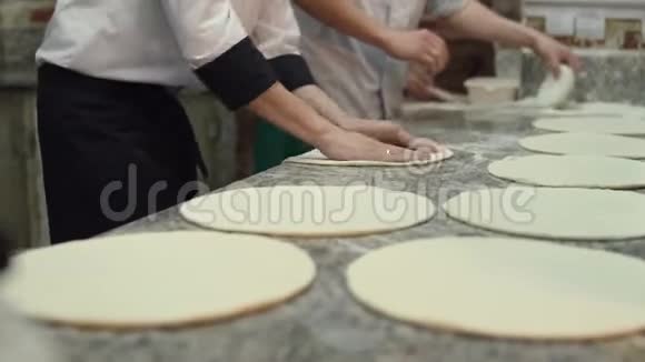 一群厨师精心烹制披萨视频的预览图