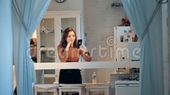 一个女人用机器手在电话里说话视频的预览图