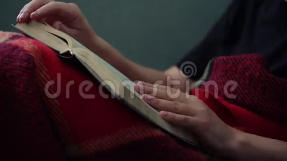 坐在沙发上的女人用红色格子贴着书页视频的预览图