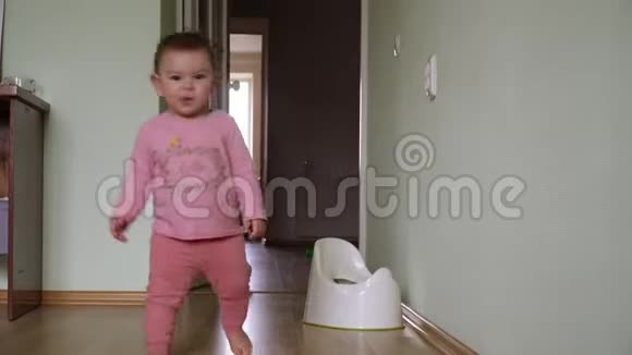 幼儿在客厅学习走路的第一步跌倒站起来视频的预览图