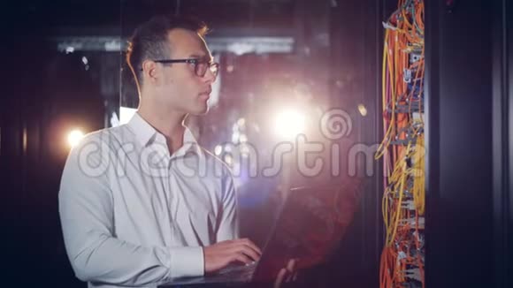 一名男工程师检查电脑服务器视频的预览图