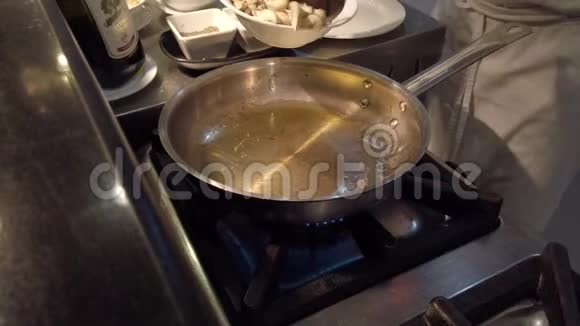 厨师炒蘑菇用于煎蛋视频的预览图