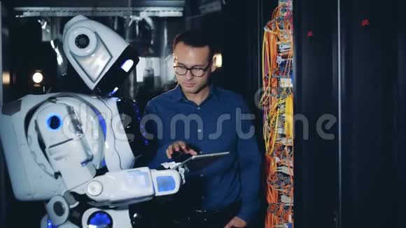技术员正在教机器人使用和检查计算机服务器视频的预览图