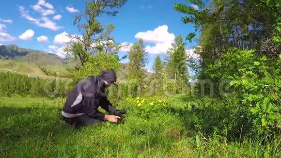 男子摄影师在秋木上做滑块视频的预览图