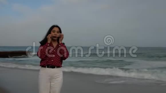 戴墨镜的女孩在大海的背景下视频的预览图