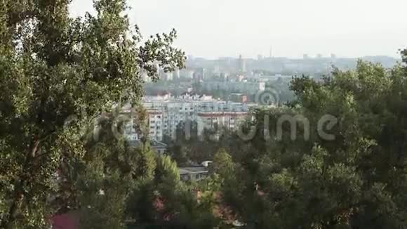 从静止无人驾驶飞机俯瞰摩尔多瓦共和国首都基希讷乌市视频的预览图